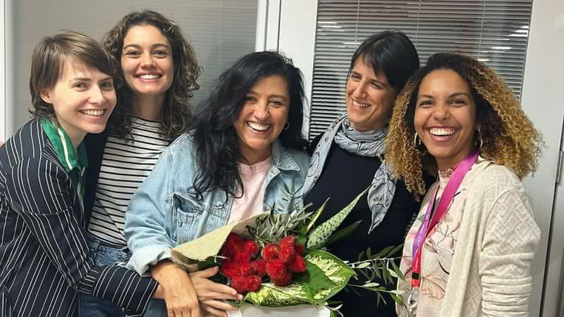 Regina Casé surge ao lado de elenco e direção de seu mais novo projeto - Reprodução/Instagram