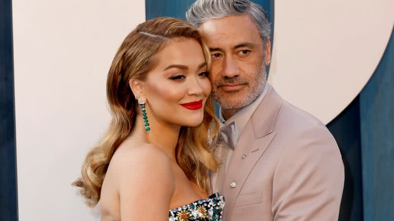 Rita Ora e Taika Waititi estão noivos e casamento deverá acontecer em breve - Foto/Getty Images