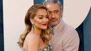 Rita Ora e Taika Waititi estão noivos e casamento deverá acontecer em breve - Foto/Getty Images