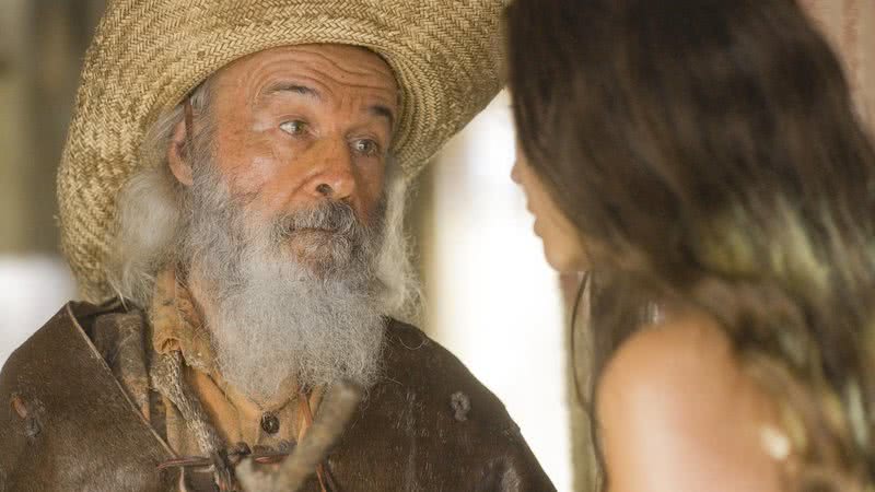 Velho do Rio (Osmar Prado) e Juma (Alanis Guillen) na novela Pantanal - Foto: Globo / Divulgação