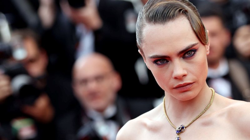 Cara Delevingne ousa em vestido transparente com recortes durante o red carpet de Cannes - Foto/Getty Images