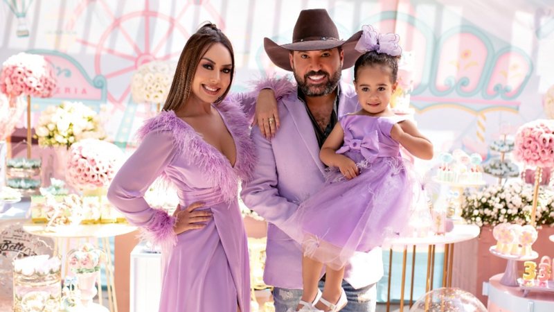 Sertanejo Edson e Deia Cypri celebram o aniversário de 3 anos da filha, Bella - Penélope Andeline