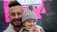 Fred ficou todo feliz ao receber a visita do filho, Cris, em seu trabalho - Reprodução/Instagram