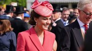 Kate Middleton escolheu um look rosa coral para comparecer ao jardim do Palácio de Buckingham - Foto: Getty Images