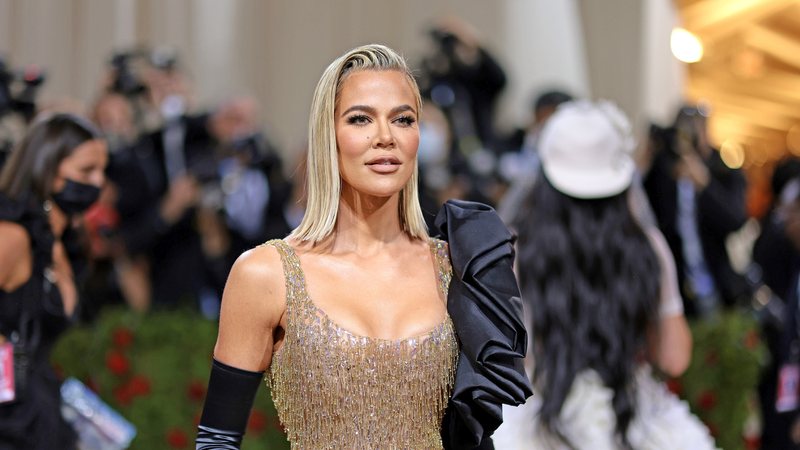 Khloé Kardashian ostenta abdômen trincado e curvas esculturais em clique com biquíni branco - Foto/Getty Images