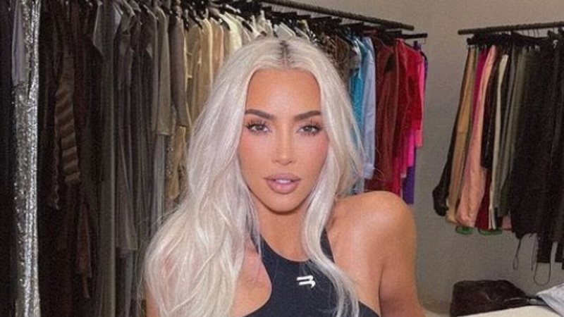 Kim Kardashian recebeu elogios dos fãs ao posar em look brilhante - Reprodução: Instagram