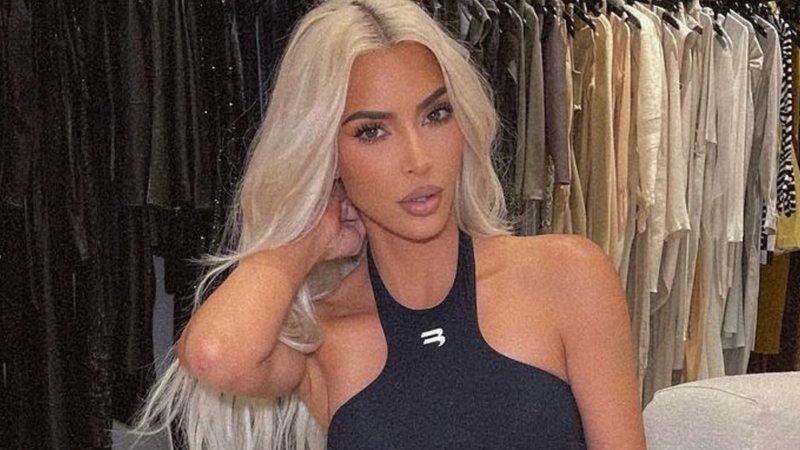 Kim Kardashian surgiu deslumbrante após fazer fotos de biquíni na praia - Reprodução/Instagram