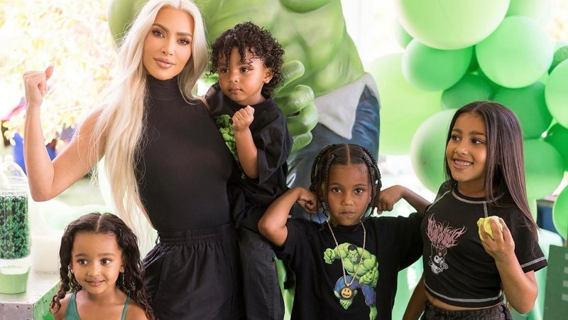 Kim Kardashian celebra 3 anos do filho, Psalm, com festa temática do Hulk - Reprodução/Instagram/@johnandjoseph