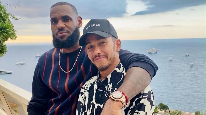 Astros do esporte, LeBron James e Lewis Hamilton posam juntos em foto