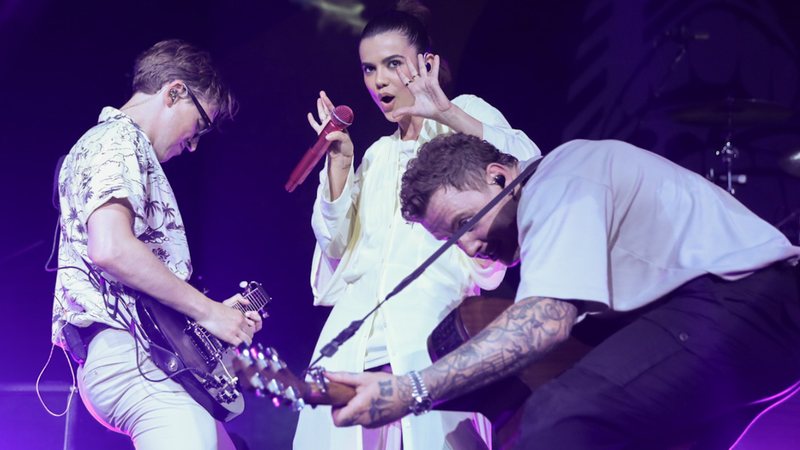 Manu Gavassi surpreende ao cantar com McFly durante show - Lucas Ramos / AgNews