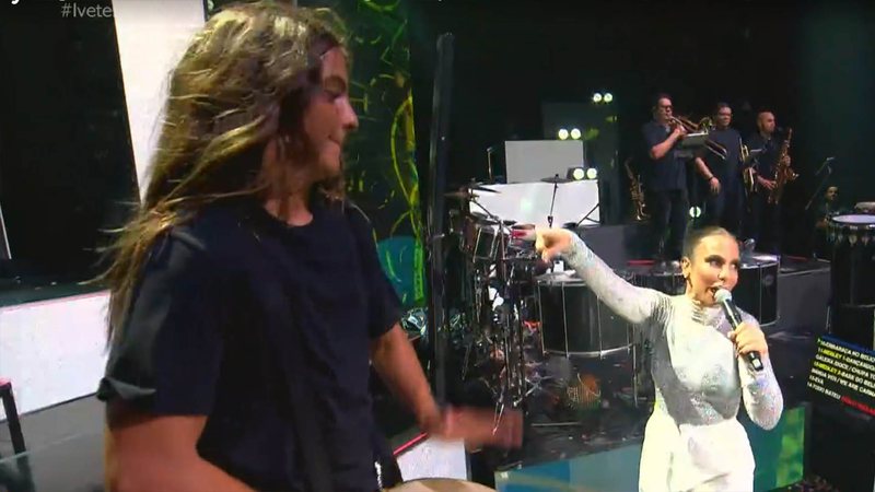 Marcelo e a mãe, Ivete Sangalo, no show de 50 anos da cantora - Foto: Reprodução / Globoplay