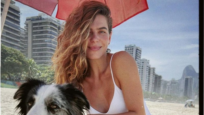 Mariana Goldfarb empina o bumbum e destaca curvas esculturais em maiô cavadíssimo - Foto/Instagram