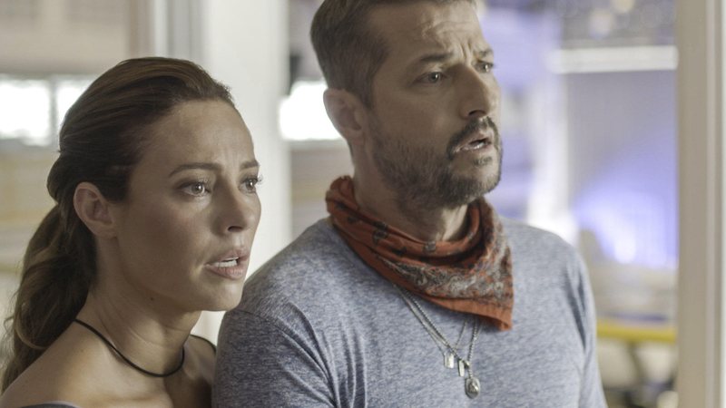 Pat (Paolla Oliveira) e Moa (Marcelo Serrado) na novela Cara e Coragem - Foto: Globo / Divulgação