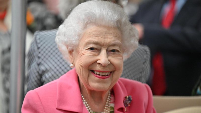 Rainha Elizabeth II escolhreu um look rosa para ir a um show de flores - Foto: Getty Images