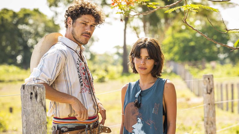 Tadeu (José Loreto) e Guta (Julia Dalavia) na novela Pantanal - Foto: Globo / João Miguel Junior