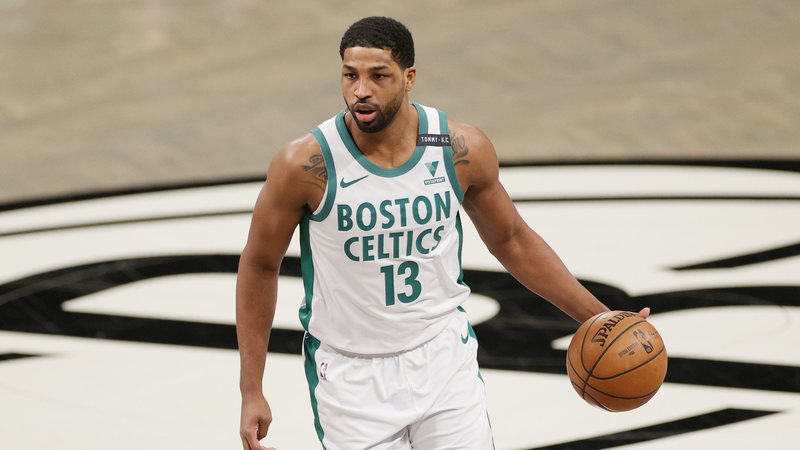 Tristan Thompson teve um filho fora do seu relacionamento com Khloé Kardashian, enquanto namorava a influenciadora - Foto: Getty Images