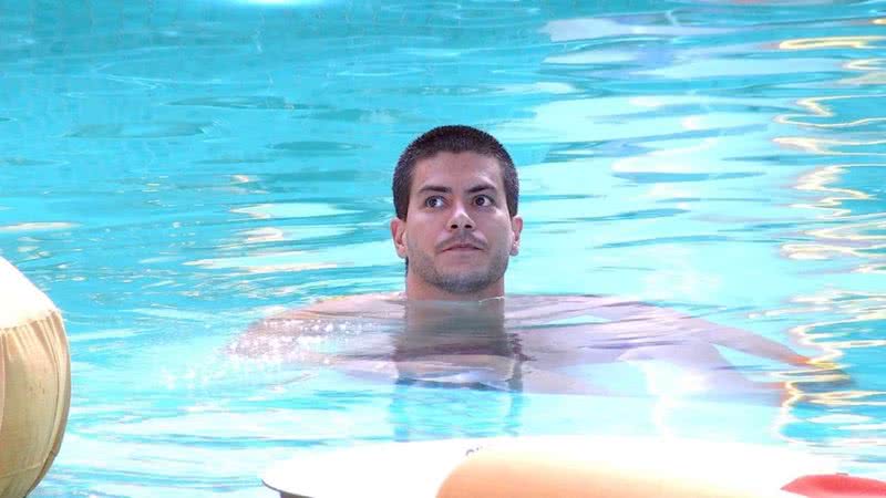 Arthur Aguiar na piscina - GSHOW