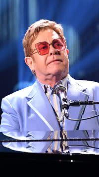 75 anos de Elton John Os grandes sucessos do cantor no Brasil