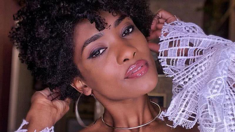 Erika Januza ousa em fantasia de Carnaval e mostra curvas com look transparente - (Reprodução/Instagram)