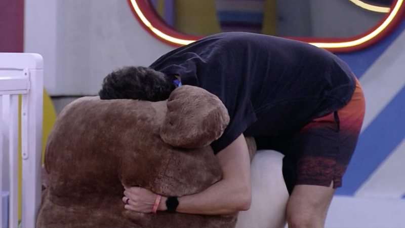 Lucas Bissoli abraçando o urso de pelúcia - Globoplay