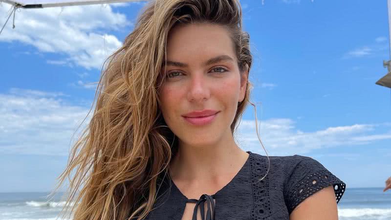 Mariana Goldfarb exibe beleza natural em série de fotos na rede só de blusa branca - Foto/Instagram