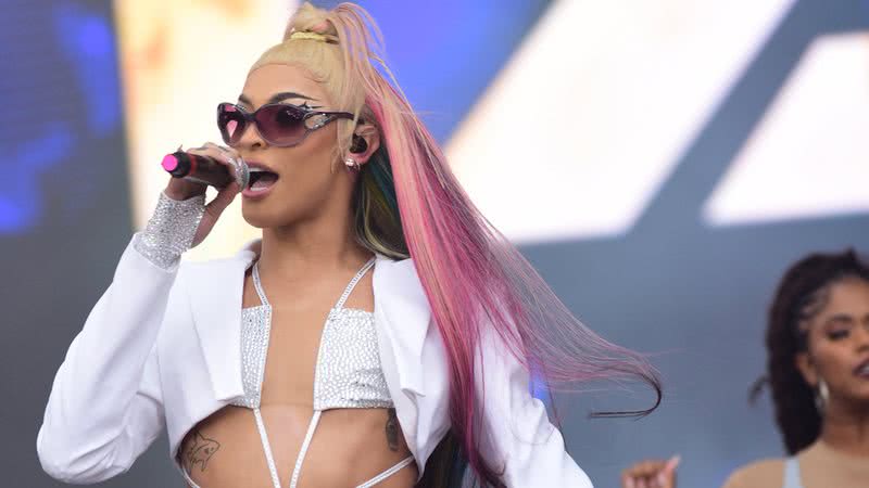 Pabllo Vittar ainda comemorou a conquista de Anitta em primeiro lugar no chart global - Foto: Leo Franco e Lucas Ramos/AgNews