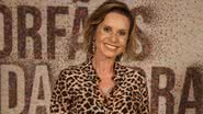 Aos 55 anos, Paula Burlamaqui impressiona ao ser clicada de fio dental na praia - (Divulgação/TV Globo)