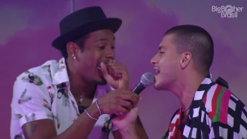 Arthur Aguiar e Paulo André fazem dueto durante festa no BBB 22 - Reprodução/Globo