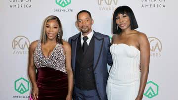 Will Smith posou ao lado das tenistas Serena e Venus Williams no Producers Guild Awards - Foto: Getty Images