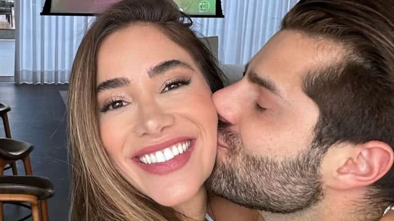 Alok apareceu beijando sua esposa Romana Novais e os filhos Raika e Ravi - Reprodução: Instagram