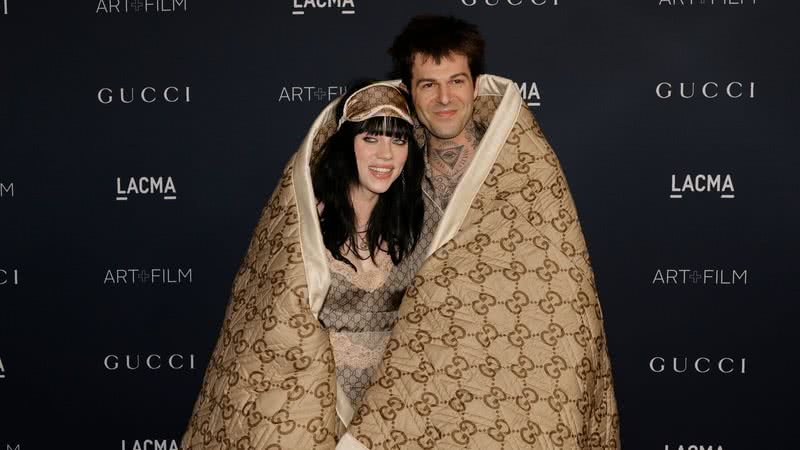 Billie Elish e Jesse Rutherford apareceram enrolados em uma coberta - Foto: Getty Images