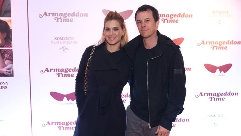 Atriz Carolina Dieckmann curte a noite de cinema com Tiago Worcman em pré-estreia de filme - Foto: Daniel Pinheiro / AgNews