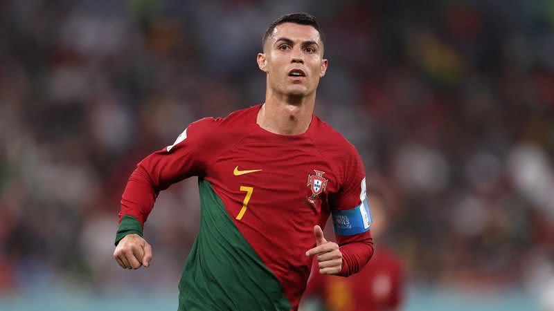 Capitão da Seleção de Portugal, Cristiano Ronaldo deixa fãs confusos após tirar algo de dentro de seu calção e colocá-lo na boca - Foto: Getty Images