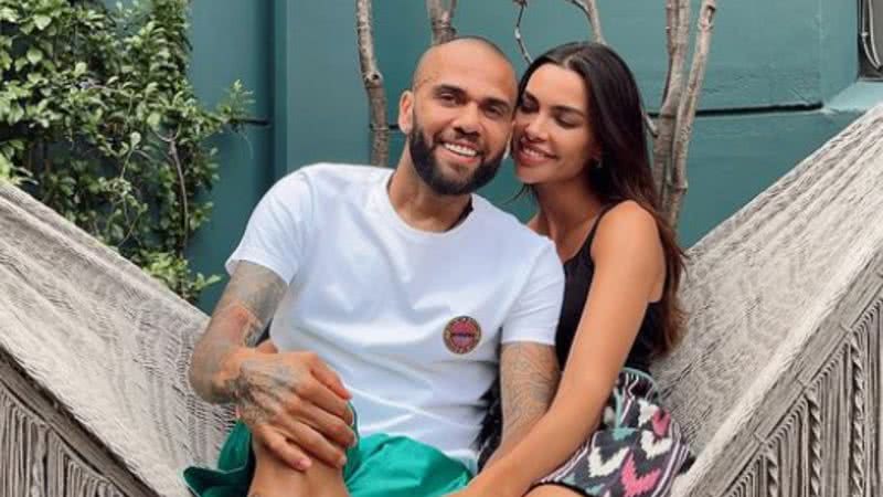 Jogador Daniel Alves, de 39 anos é casado há cinco anos com modelo famosa nas redes sociais, que comemorou a convocação do marido - Foto: Reprodução / Instagram