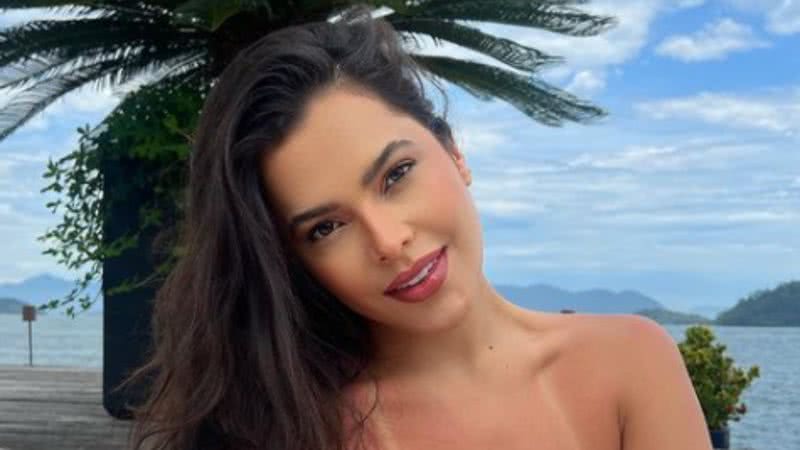 Viajando por Angra dos Reis, Emilly Araújo decidiu tirar o ar de seus fãs com sua beleza - Foto: Reprodução / Instagram