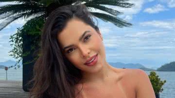 Viajando por Angra dos Reis, Emilly Araújo decidiu tirar o ar de seus fãs com sua beleza - Foto: Reprodução / Instagram