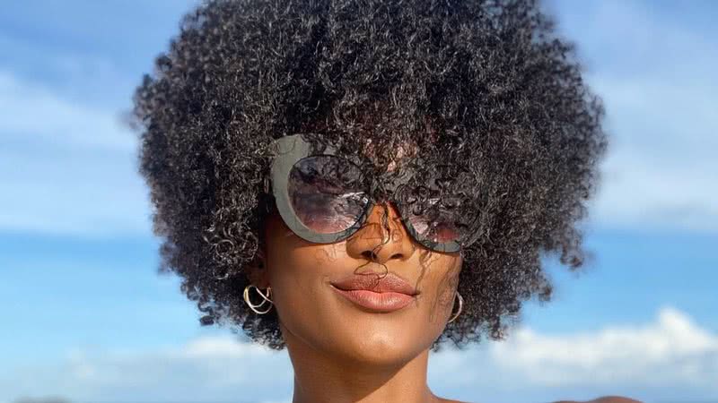 Erika Januza posa de biquíni na praia - Reprodução/Instagram