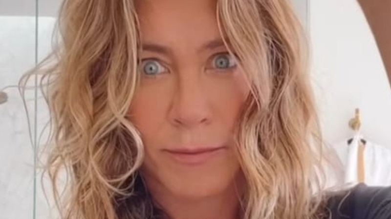 Jennifer Aniston aparece com cabelo naturalmente ondulado - Foto: Reprodução/Instagram