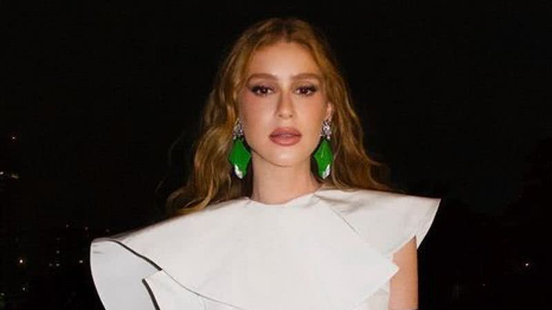 O look de Marina Ruy Barbosa era composto por cropped branco com grandes ombreiras e uma saia preta toda rendada - Foto: Reprodução/Instagram