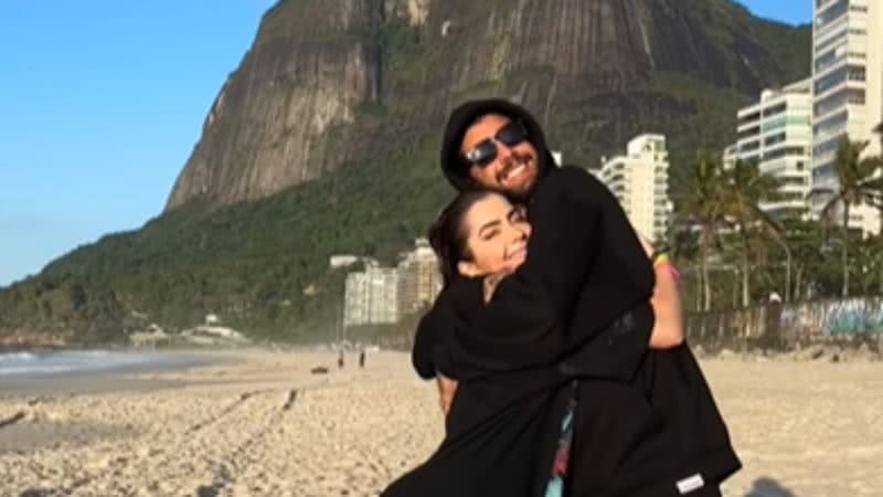 Ex-BBBs Jade Picon e Pedro Scooby se encontram em dia de sol na praia do Rio de Janeiro - Foto: Reprodução / Instagram