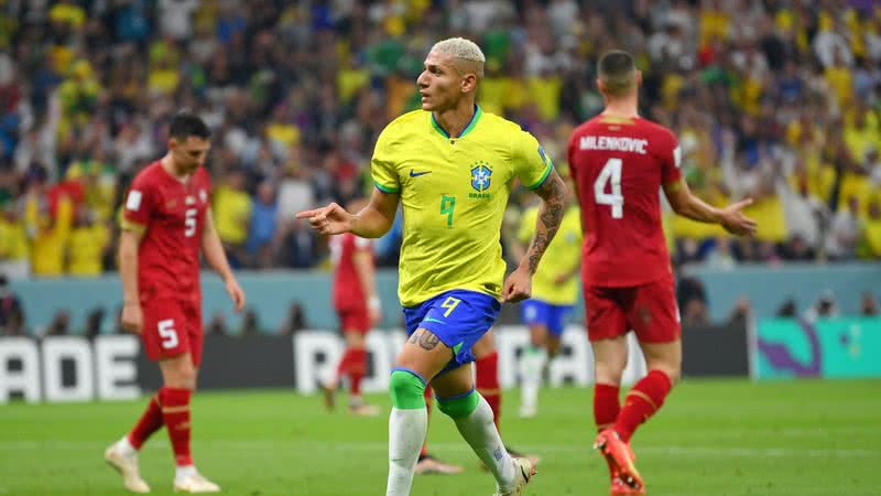 Atacante Richarlison comemora imitando um pombo depois de marcar e abusa de emojis do animal em suas postagens - Foto: Getty Images