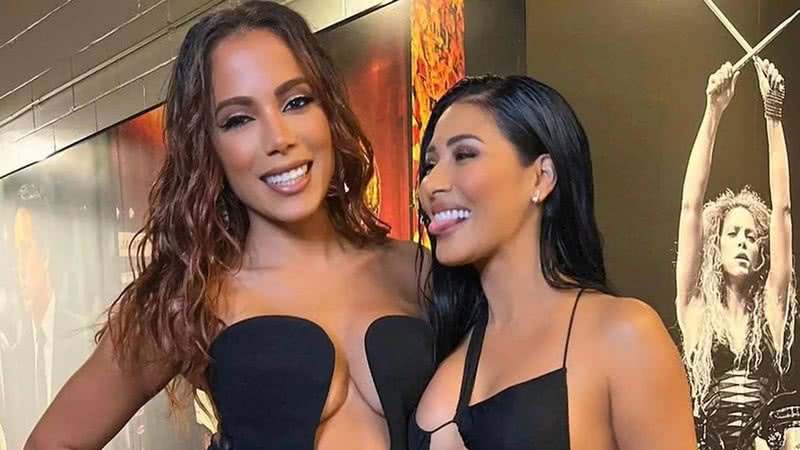 Anitta e Simaria posam juntas usando looks pretos - Foto: reprodução/Instagram