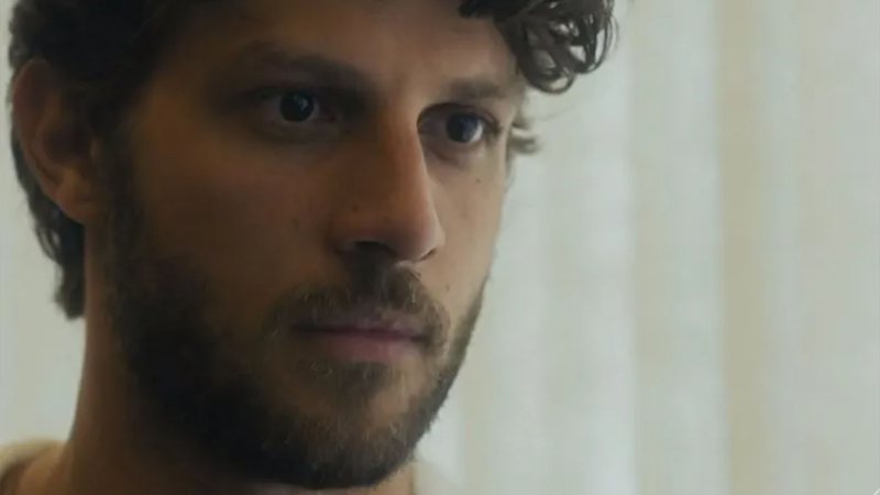 Ari (Chay Suede) na novela Travessia - Foto: Reprodução / Globo