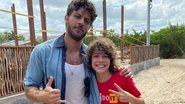 Chay Suede e João Bravo nos bastidores da novela 'Travessia' - Foto: Arquivo Pessoal