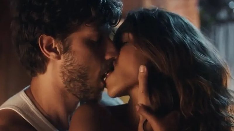 Ari (Chay Suede) e Brisa (Lucy Alves) se beijam em 'Travessia' - Foto: Reprodução/Rede Globo