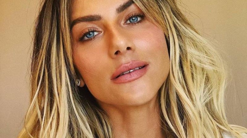 Giovanna Ewbank e Flávia Alessandra criaram dois looks completamente diferentes com a mesma blusa - Foto: Reprodução/Instagram