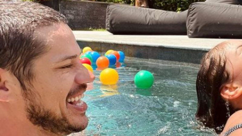 Ator José Loreto curte do dia de muito calor na piscina com a pequena Bella, filha com Débora Nascimento - Foto: Reprodução / Instagram