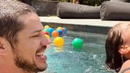 Ator José Loreto curte do dia de muito calor na piscina com a pequena Bella, filha com Débora Nascimento - Foto: Reprodução / Instagram