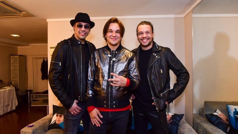 Antes do show extra da turnê 20+2 em São Paulo, os cantores do KLB aparecem com a família nos bastidores - Foto: AgNews