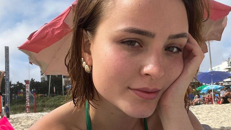 De biquíni, Larissa Manoela aproveita dia de sol na praia - Reprodução/Instagram